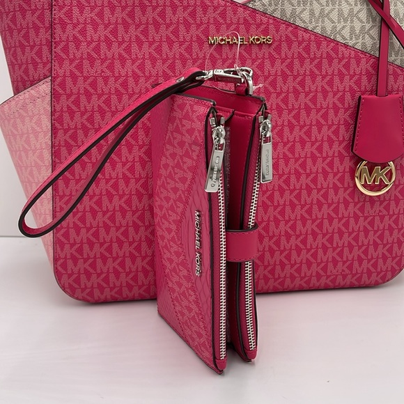 MICHAEL KORS JST LG DOUBLE ZIP WRISTLET WALLET PHONE HOLDER
ELECTRIC PINK - Picture 3 of 16